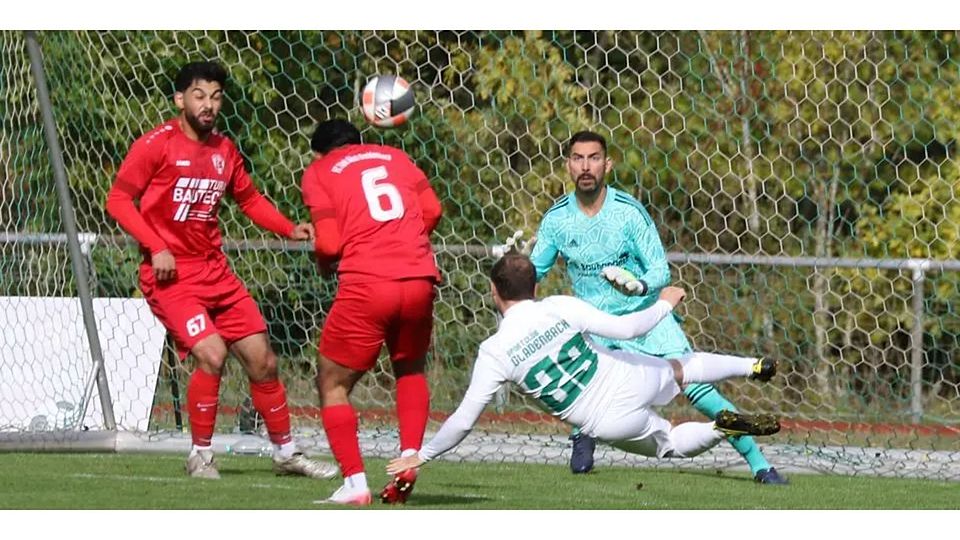 Bei dieser Direktabnahme des Gladenbachers Niklas Schöck hatte Türk-Gücü-Keeper Sezgin Tökez keine Abwehrchance, doch Tunahan Yokaribas (links) verhindert den Einschlag per Kopf. © Jens Schmidt
