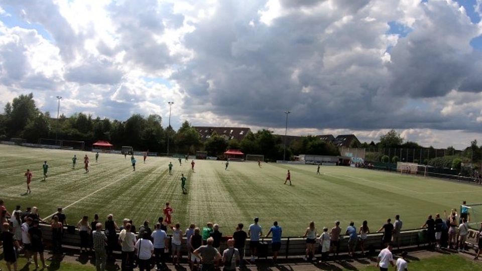 Eine Szene aus dem Pokalspiel zwischen dem HSV Langenfeld und dem SC Reusrath.