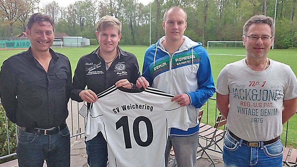 Vorsitzender Sport Wolfgang Mandlmeier (links) und Abteilungsleiter Markus Pohl (rechts) begrüßen die beiden neuen Trainer Sascha Fröhlich (Zweiter von links) und Alexander Scheuermann.  Foto: SV Weichering