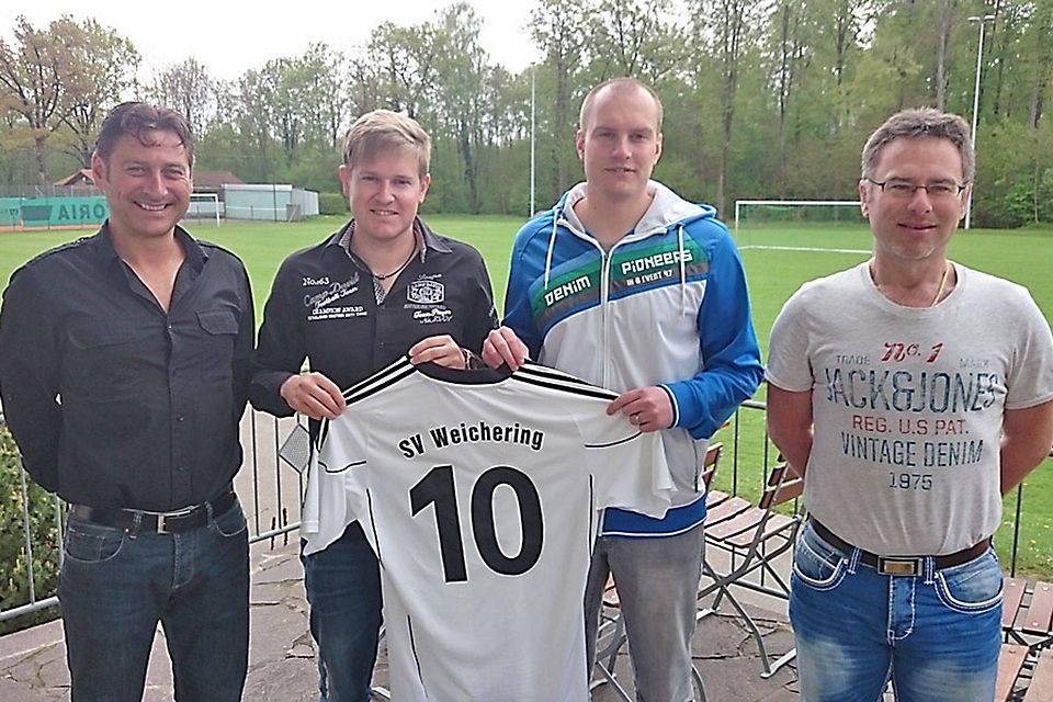 Vorsitzender Sport Wolfgang Mandlmeier (links) und Abteilungsleiter Markus Pohl (rechts) begrüßen die beiden neuen Trainer Sascha Fröhlich (Zweiter von links) und Alexander Scheuermann.  Foto: SV Weichering