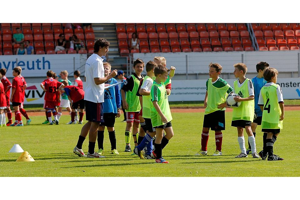 Eine Gruppe von jungen Spielern bei der Talentsichtung im Hans-Walter-Wild-Stadion. Ein Trainer erklärt eine Übung, die jungen Spieler müssen ihre Technik demonstrieren.F: Kolb