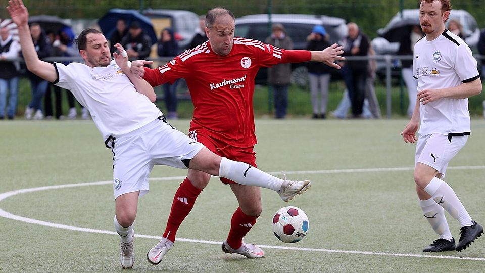 Intensiv - so wie hier bei Winzenheims Enes Sovtic (rotes Trikot) und Tom Crass von der SG Soonwald - ging es im gesamten Kreispokal-Halbfinale zur Sache. Rechts beobachtet Yannik Gohres.