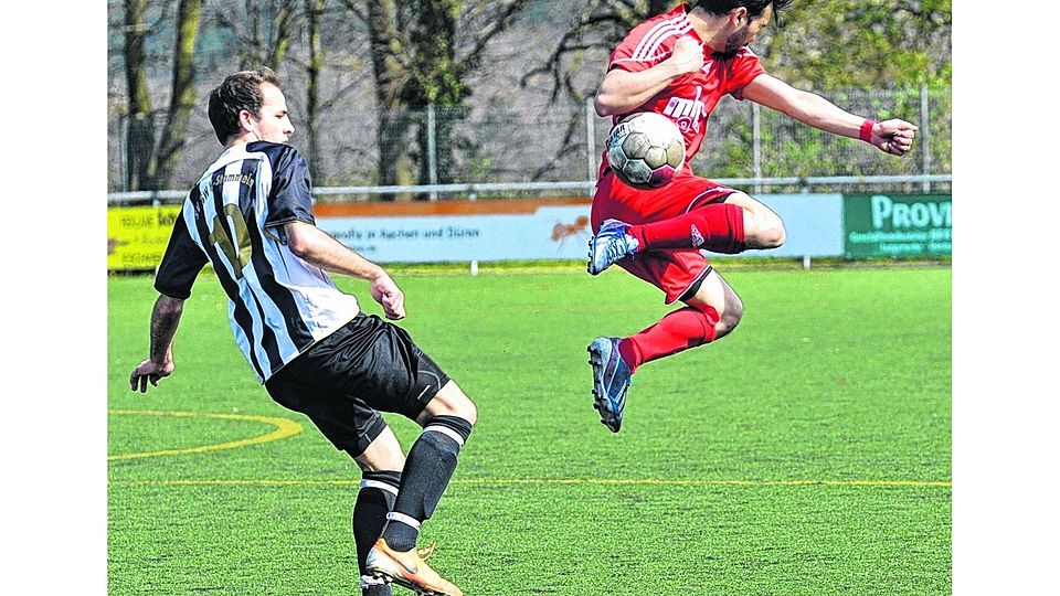 Das Spiel zwischen Jugendsport Wenau II und SW Huchem-Stammeln war von Anfang bis Ende umkämpft. In dieser Szene schmeißt sich Wenaus Ibrahim Bal (rot) in den Schuss von Sebastia Koch.Foto: Adriany