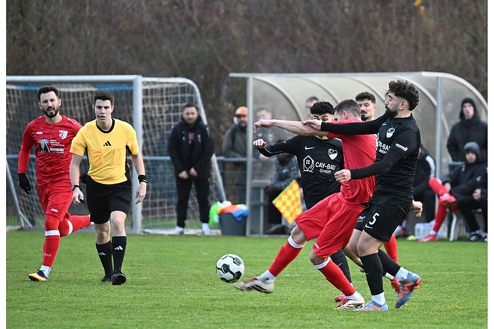 Für den Schiedsrichter war das Derby Schwerstarbeit. Aber auch beide Teams schenkten sich nichts. Am Ende gewannen die Gäste aus Hückelhoven (schwarze Trikots). Für den Schiedsrichter war das Derby Schwerstarbeit. Aber auch beide Teams schenkten sich nichts. Am Ende gewannen die Gäste aus Hückelhoven (schwarze Trikots).