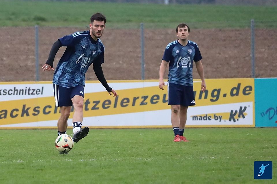 Der Spielmacher des FCVE II Denis Rexhepi (links) verabschiedete sich mit einem Hattrick im letzten Spiel am Sonntagnachmittag beim 4:1 Sieg gegen Geisenhausen II. Rexhepi wechselt im Sommer als Spielertrainer nach Steinkirchen. 
