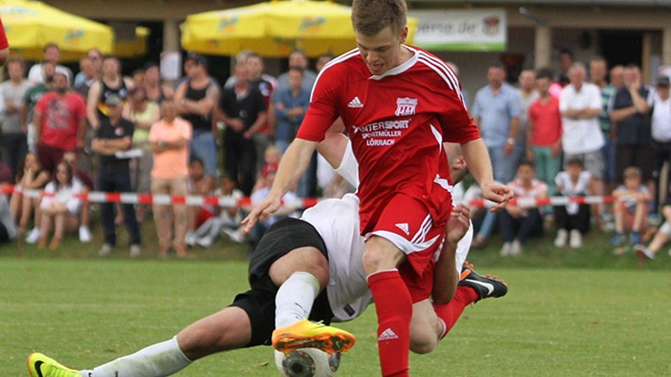 Janis Zielinski (rot) wechselt zum FC Schönau | Archivfoto: Matthias Konzok
