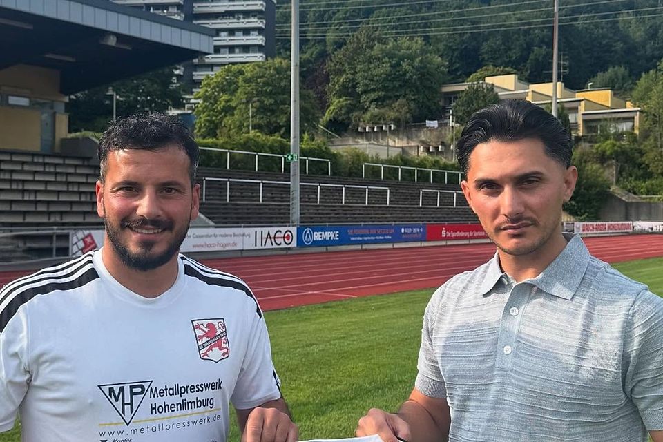 Hohenlimburgs Trainer Yalcin Erkaya (l.) begrüßt Berkant Canbulut.