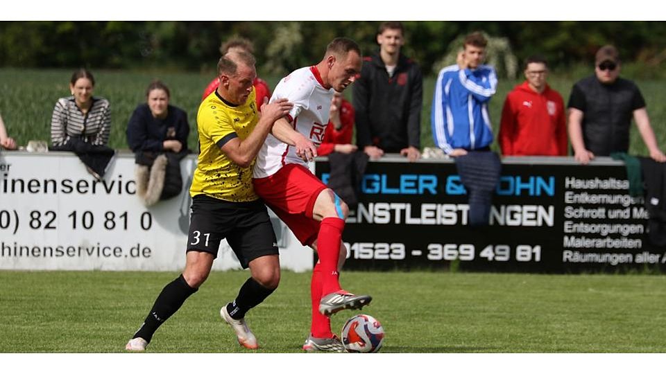 Lukas Müller (rechts), der gegen Silberg/Eisenhausen das 1:0 erzielte, ist mit dem FSV Buchenau im Aufwind. Am Samstag steht das nächste Derby beim Gladenbacher SC an, der Michael Rübes (links) TSV Caldern gerade die Tabellenführung abgejagt hat. © Jens Schmidt