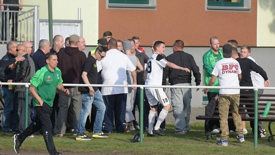 Emotionen kochen über: Grünows Fans liefern sich nach dem späten Ahrensfelder Ausgleich Tumulte mit den Ordnern. Foto: Muhme