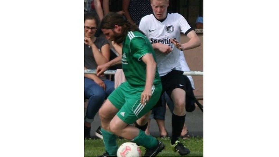 Ilbeshausens Julius Löffler (rechts) im Duell mit Christian Deringer, der seine SG Mottgers/Schwarzenfels II mit 1:0 in Führung brachte. 	Foto: Kim Löffler