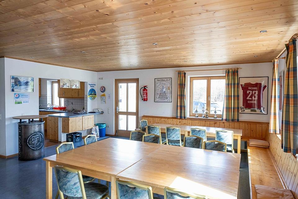 Gemütlicher Treffpunkt: Das Vereinsheim ist nach jedem Spiel das Ziel der Föchinger.