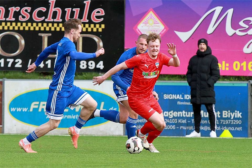 Tom Schmidtke (Inter Türkspor Kiel) versucht, Daniel Junge (Oldenburger SV) vom Ball zu trennen. Tom Schmidtke (Inter Türkspor Kiel) versucht, Daniel Junge (Oldenburger SV) vom Ball zu trennen.