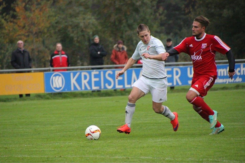Kornburgs Torjäger Pasko (weiß) schlug auch gegen Stadeln wieder zu. F: Milano
