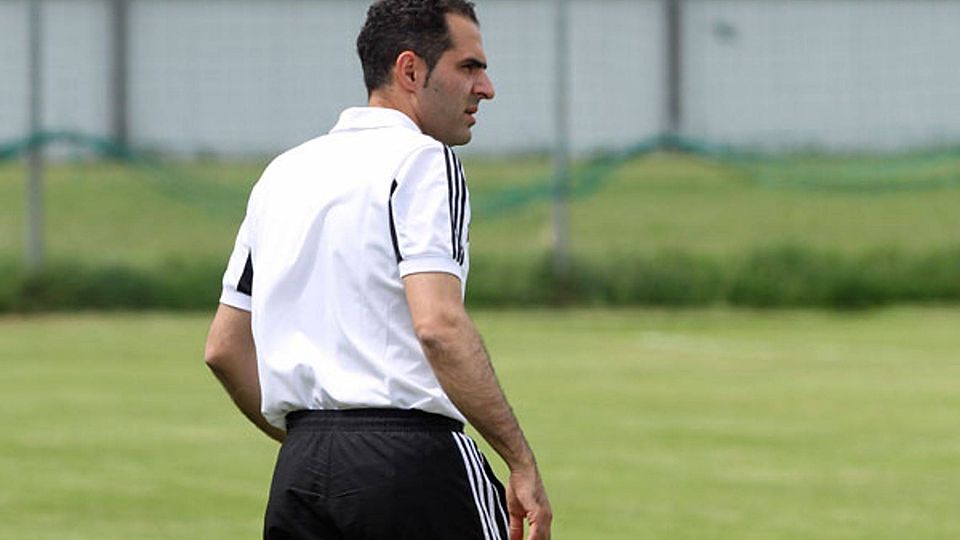 Eyüp-Trainer Ugur Cankaya feiert beim Gastspiel beim Primus ASV Fürth seinen Geburtstag. F: Janousch