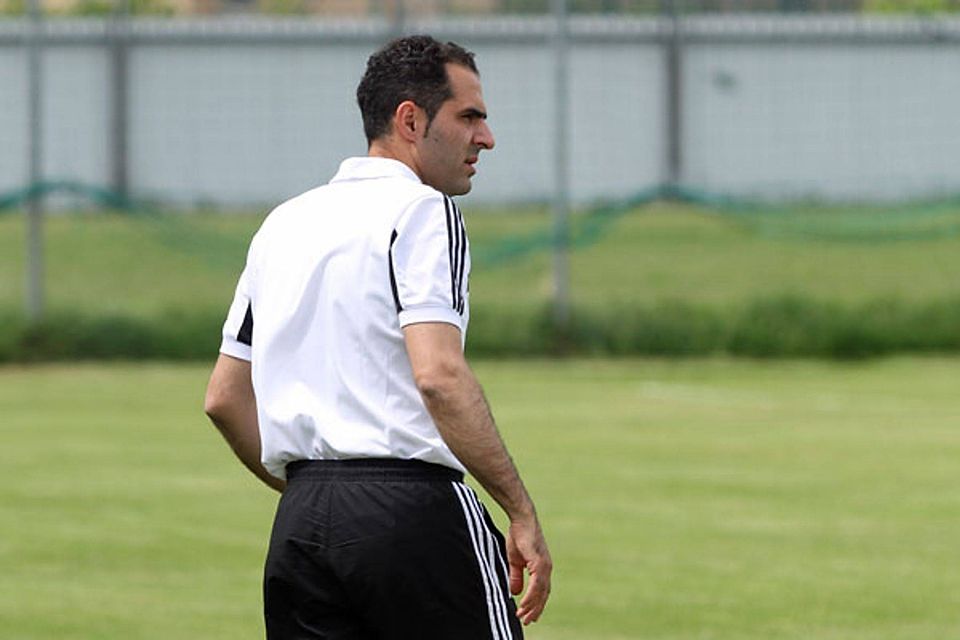 Eyüp-Trainer Ugur Cankaya feiert beim Gastspiel beim Primus ASV Fürth seinen Geburtstag. F: Janousch