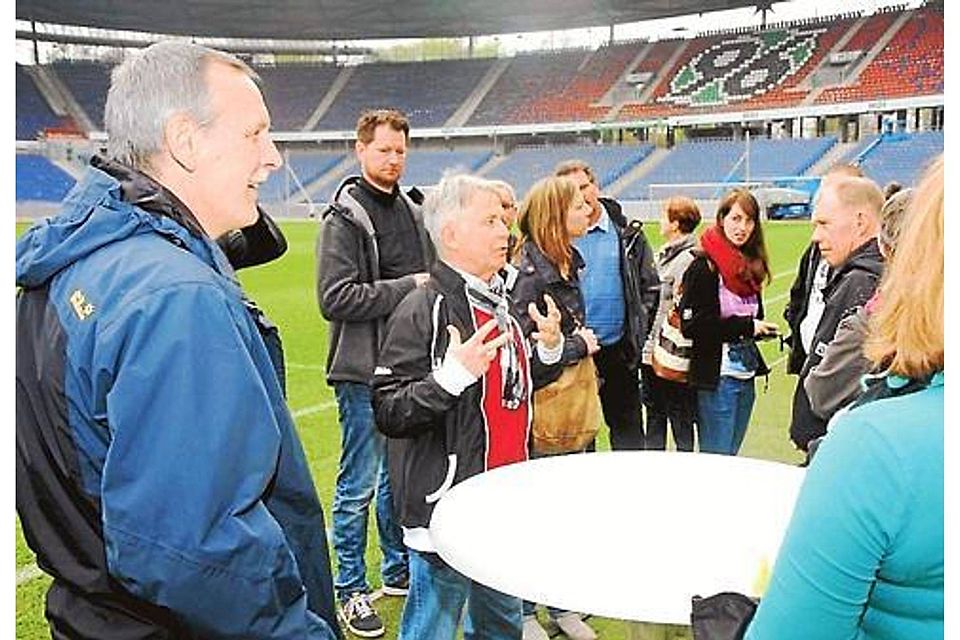 Stadionführung in der HDI-Arena von Hannover 96: Links Helmut Machunsky. nfv