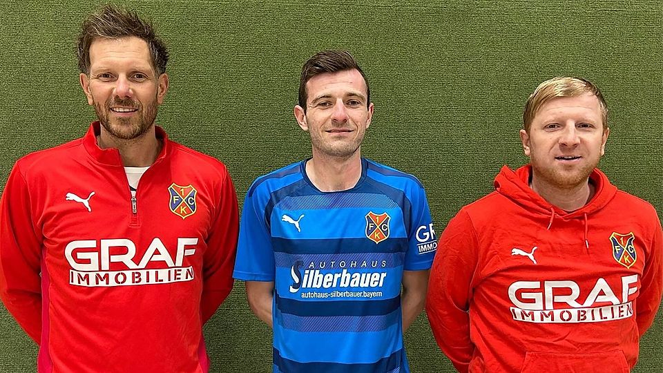 Trainer Christian Ranzinger (links) und sportlicher Leiter Thomas Iglhaut (rechts) begrüßen Winterneuzugang Karim Nerl.