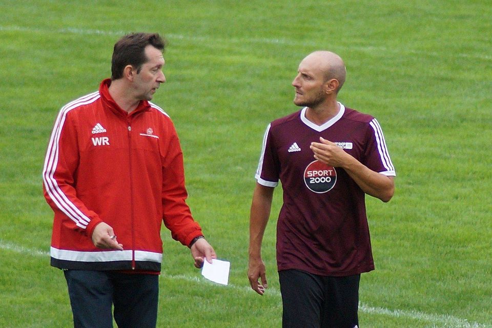 Spielleiter Robert Werner (links) im Gespräch mit Trainer Oliver Überall.