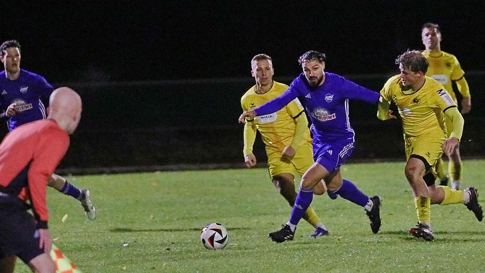 Sie hatten das Abendspiel gegen SE Freising (gelbe Trikots) weitgehend unter Kontrolle, Maximilian Bergner und der ASV Dachau.