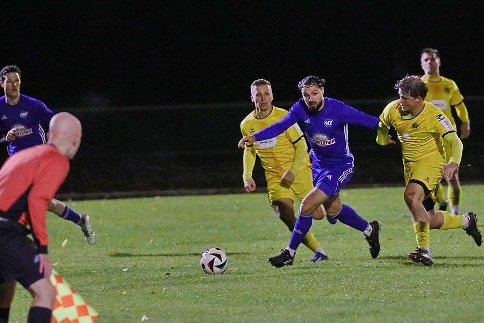 Sie hatten das Abendspiel gegen SE Freising (gelbe Trikots) weitgehend unter Kontrolle, Maximilian Bergner und der ASV Dachau.