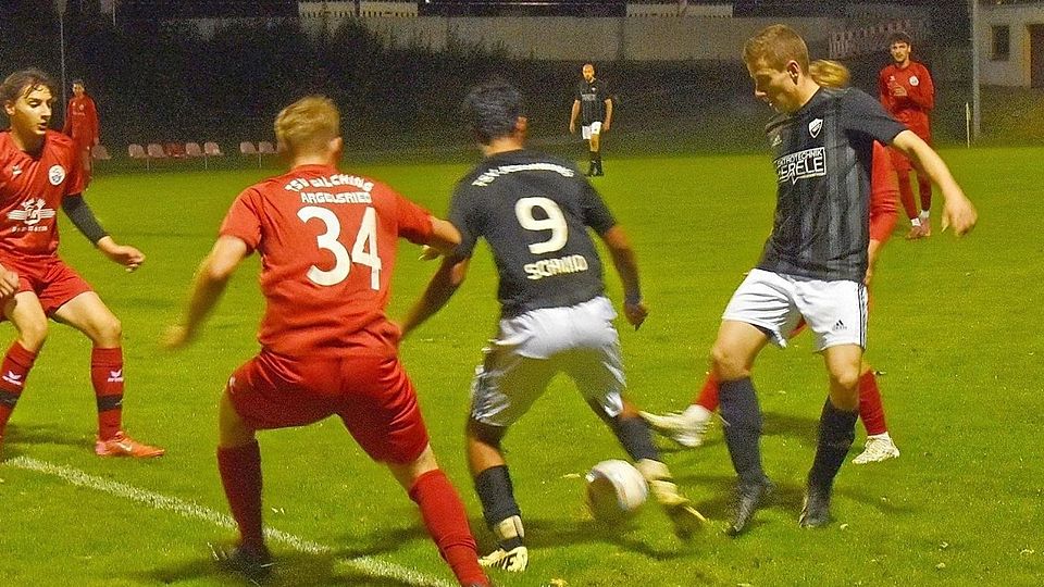 Der TSV Jesenwang (schwarze Trikots) im Spiel gegen den TSV Gilching III (in Rot).