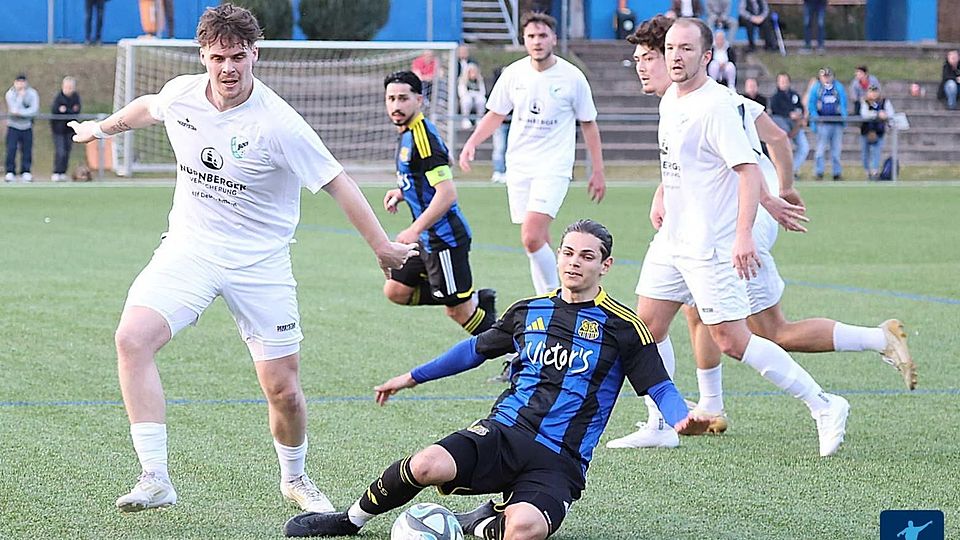 Die abstiegsbedrohten Bouser (weiß) hielten beim Spitzenreiter 1. FC Saarbrücken II (blau-schwarz) lange gut mit und unterlagen nur knapp mit 1:2.