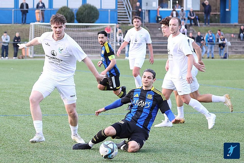 Die abstiegsbedrohten Bouser (weiß) hielten beim Spitzenreiter 1. FC Saarbrücken II (blau-schwarz) lange gut mit und unterlagen nur knapp mit 1:2.