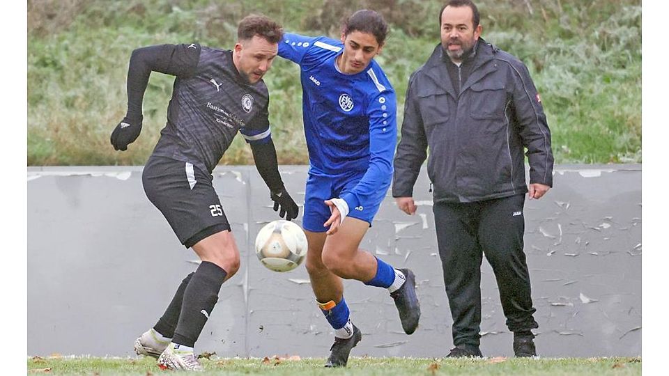 Nach dem Pokalcoup gegen Erbenheim ließ Kastel 06 um Marco Knabe (links, im Zweikampf mit Biebrichs Malik Deveci) erneut aufhorchen, siegte in der Liga gegen die 02-Zweite 3:1. 	Foto: Frank Heinen/rscp-photo