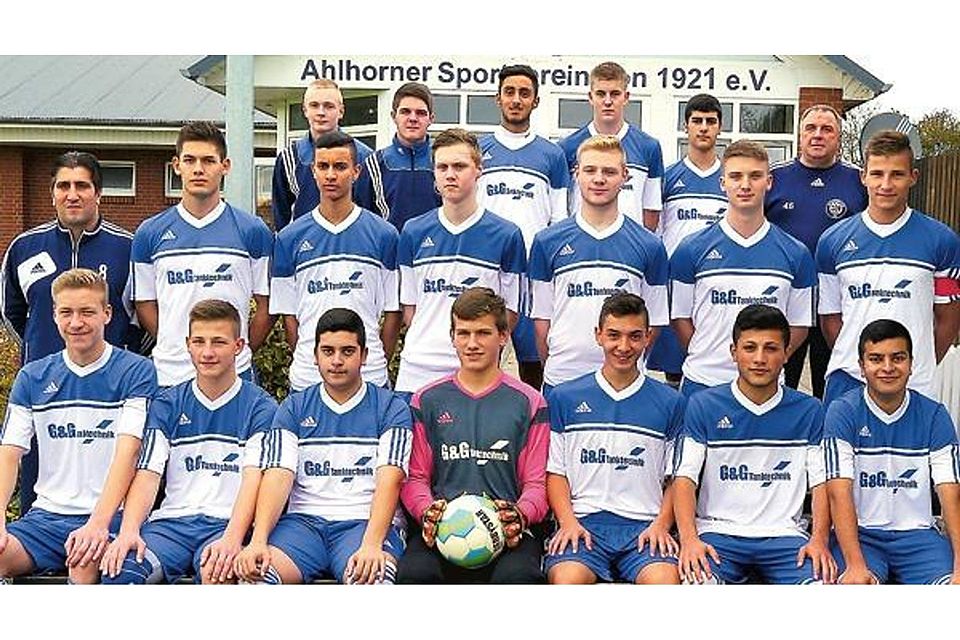 Beliebt bei der Mannschaft: Engin Akcay (mittlere Reihe, links) ist Co-Trainer der  Ahlhorner A-Junioren. Verein
