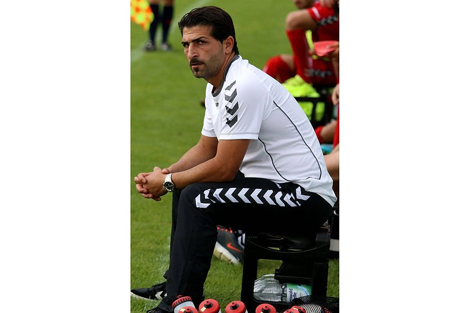 VfR-Trainer Hakan Atik überraschte mit seiner Elf beim Regionalligisten aus Walldorf. F: Gebhard VfR-Trainer Hakan Atik überraschte mit seiner Elf beim Regionalligisten aus Walldorf. F: Gebhard
