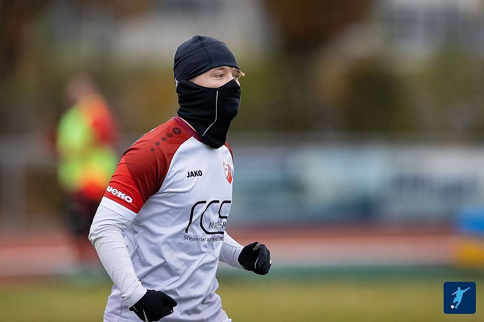 Hebertsfelden konnte auch mit teils gewöhnungsbedürtigem Outfit die Landauer nicht erschrecken.