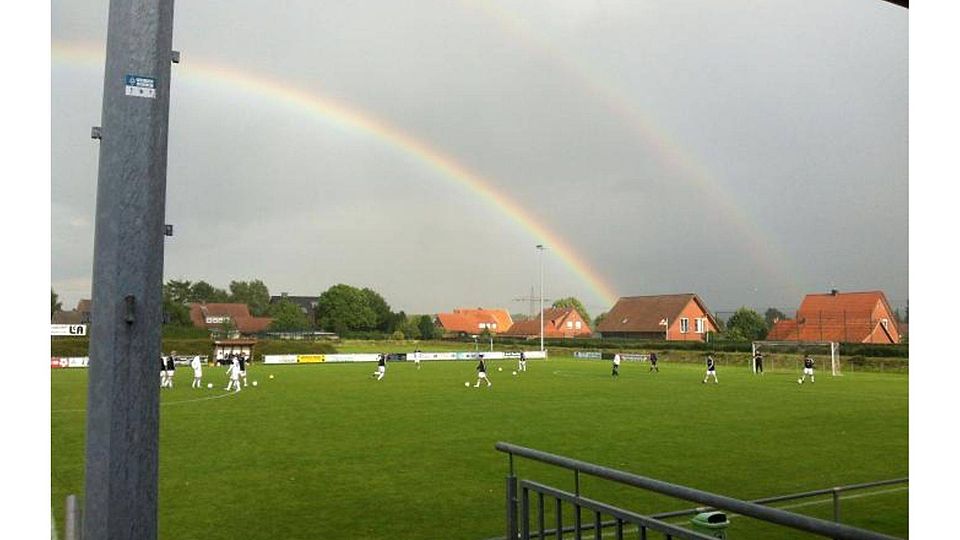 Ein Regenbogen zeigte sich in Alfhausen beim Warmmachen beider Teams.