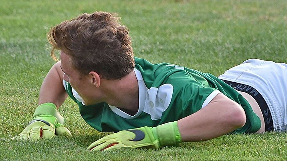 Geschlagen: Der Großkötzer Torwart Justin Sandner kann dem Ball nur noch hinterher schauen. Vier Mal wurde er überwunden.  Foto: Ernst Mayer