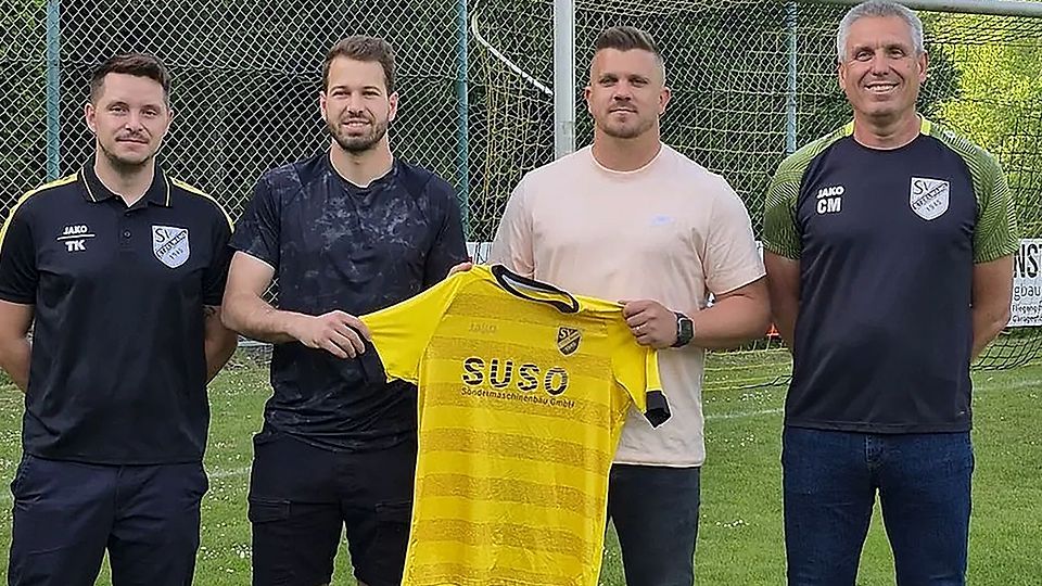 Vorstand Christoph Miszka (rechts) und Abteilungsleiter Tobias Kummer (links) präsentieren den neuen Trainer Simon Heller (Zweiter von rechts) und Neuzugang Alexander Kloos (Zweiter von links).