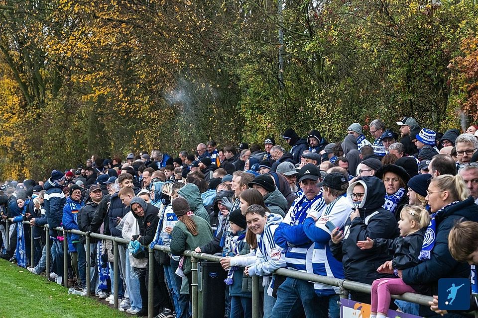 Der SOnsbecker Willy-Lemkens-Sportpark war restlos ausverkauft.