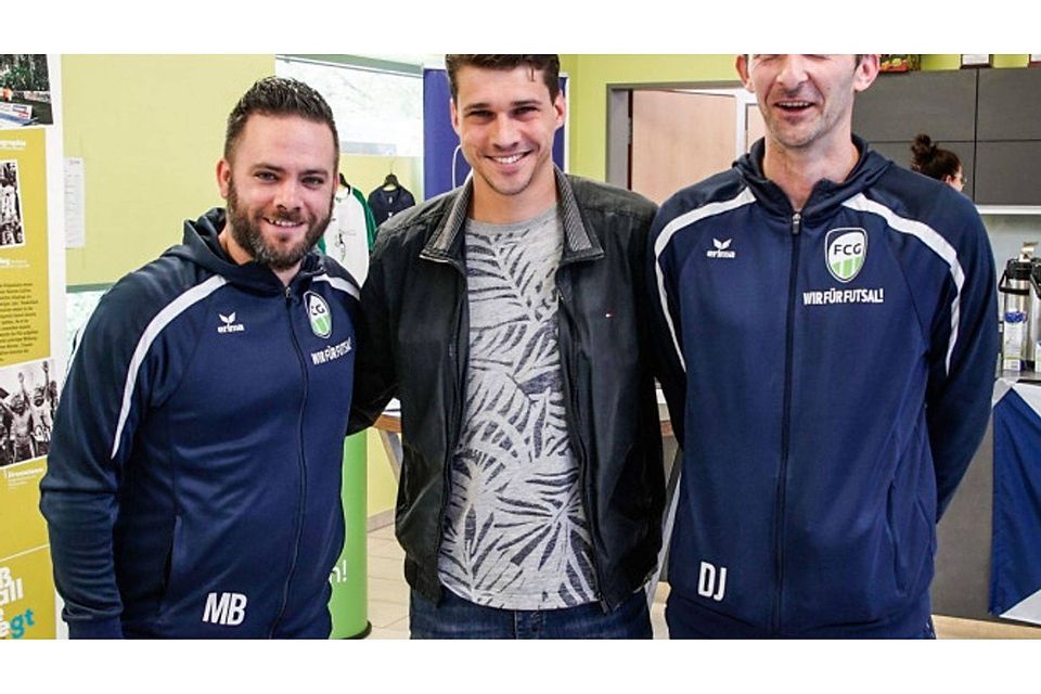 Bitte lächeln: Sportdirektor Michele Bisanzio, Diego Bartolozzo und Trainer Darko Juric (v.l.). F: FCG Bitte lächeln: Sportdirektor Michele Bisanzio, Diego Bartolozzo und Trainer Darko Juric (v.l.). F: FCG