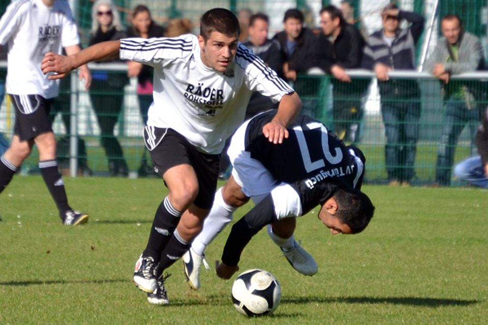 F: Christian Hedler Der TSV Rothwesten (weißes Trikot) festigte am Wochenende seinen zweiten Tabellenplatz mit einem 4:0-Sieg gegen Calden/Meimbressen.