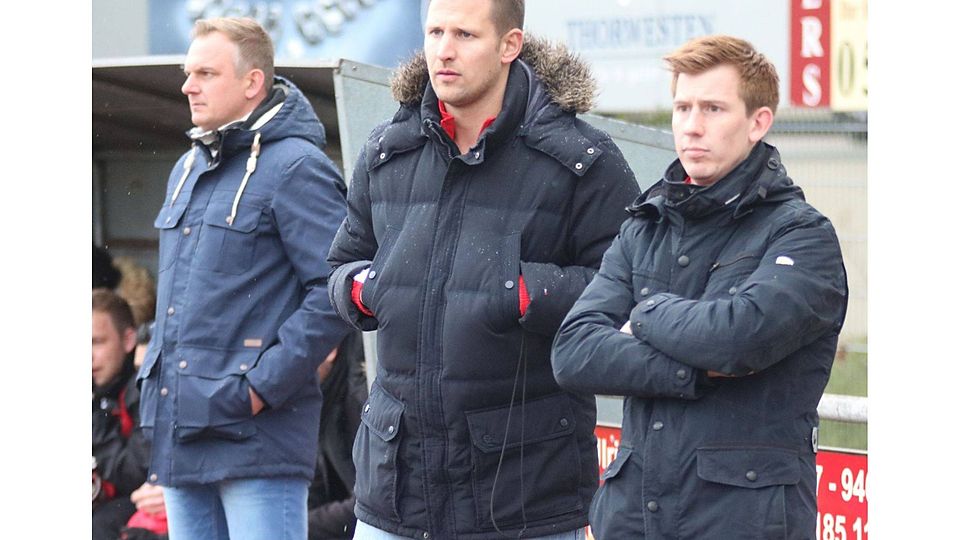 Zum Siegen verdammt: Der Hövelhofer SV um das Trainertrio Marko Kirchhoff (l.), Marcel Thieschnieder und Oliver Brock muss am Sonntag in Harsewinkel gewinnen. (r.)F: Heinemann