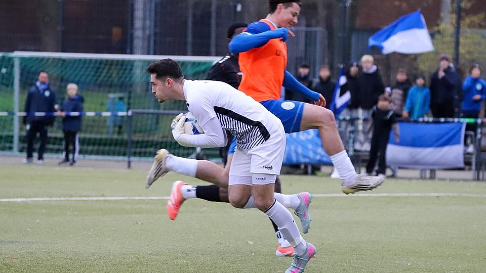 Fängt den Ball ab: Dürens Keeper Yannick Marko.