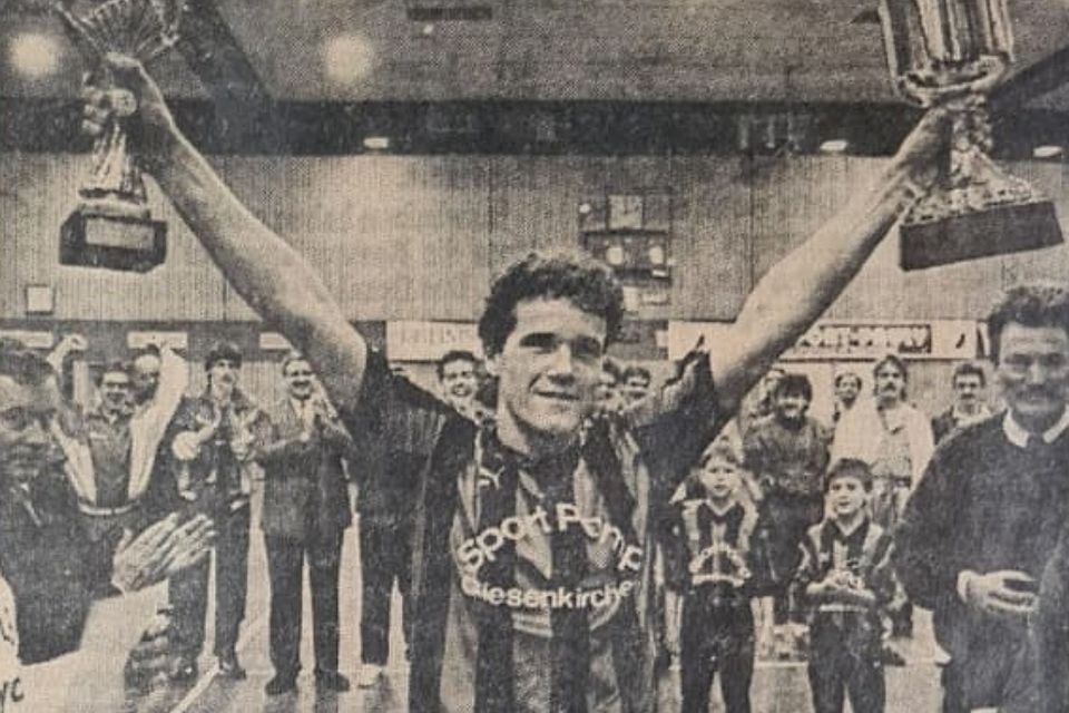 Bernd Kämmerling mit dem Siegerpokal 1988.