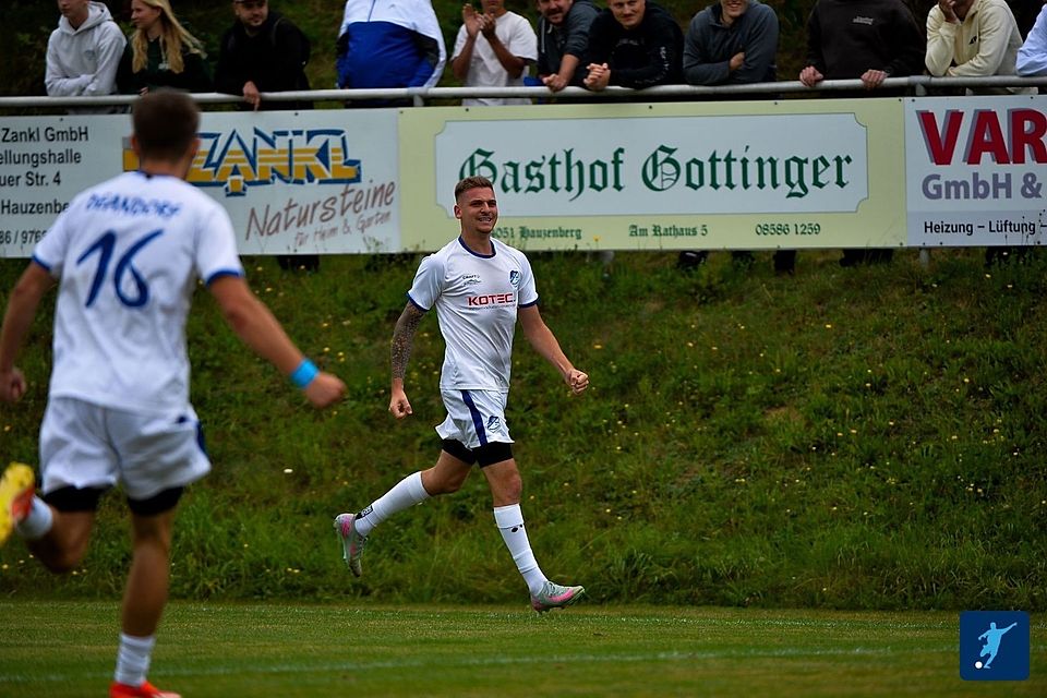 ...und immer wieder jubelt dieser Schwarz. Mit seinen vier Treffern war er heute maßgeblich am 6:1-Erfolg seines TSV Oberdiendorfs beteiligt ...und immer wieder jubelt dieser Schwarz. Mit seinen vier Treffern war er heute maßgeblich am 6:1-Erfolg seines TSV Oberdiendorfs beteiligt