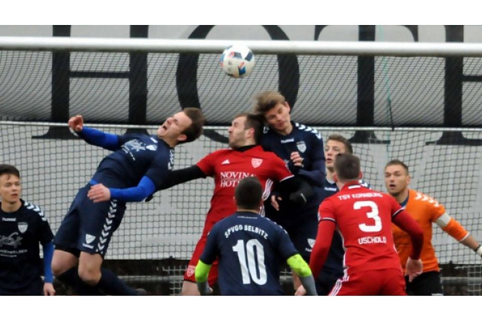 Der TSV Kornburg (rot) bleibt der SG Quelle und dem FSV Bruck auf den Fersen. F: Robert Gerner