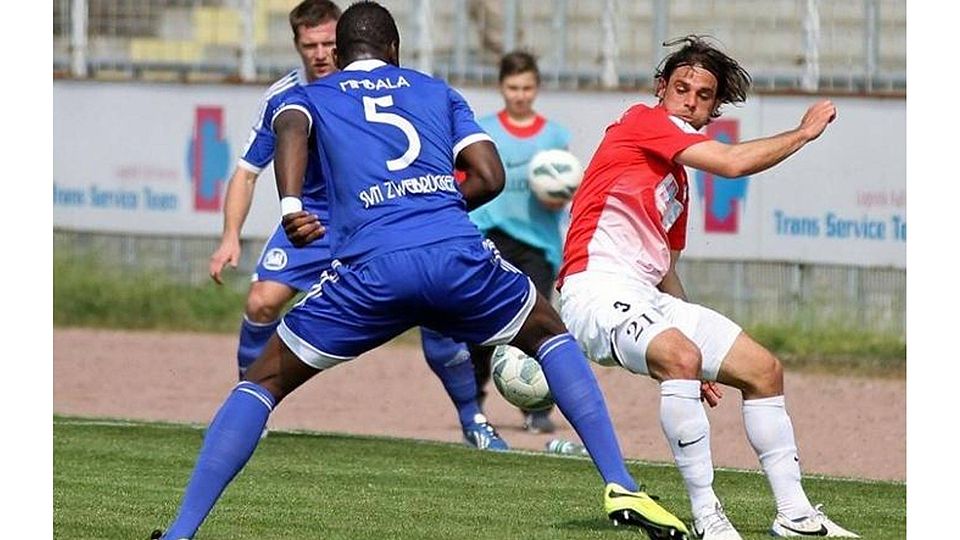 Der Wormate Tim Bauer (rot) kämpft gegen Ebewa-Yam Mimbala (5, blau) von Zweibrücken. Foto: Photoagenten / Christine Dirigo