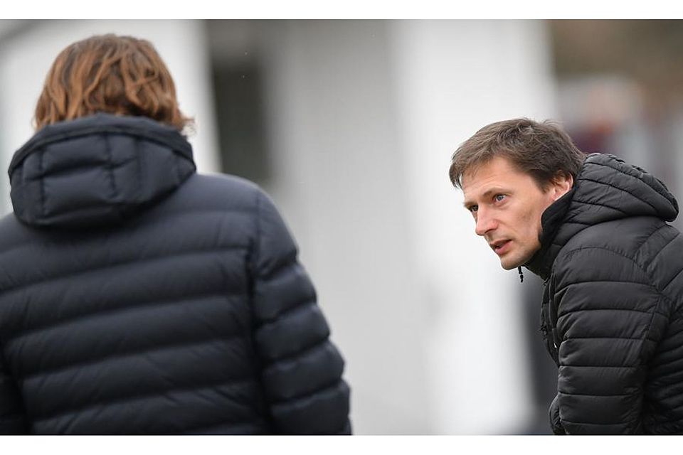 Georg Martin Leopold (rechts), hier im Gespräch mit Sportdirektor Carsten Wehlmann, verlässt  nach dieser Saison den SV Darmstadt 98. Foto: Florian Ulrich