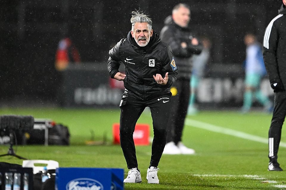 Hört denn keiner auf mich? 1860-Coach Maurizio Jacobacci verzweifelt an der Seitenlinie in Dortmund.