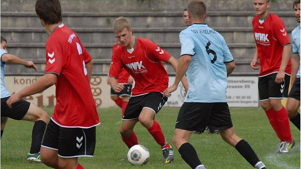 Haselmühl (in Blau) ließ Kümmersbruck (in Rot) beim 5:0 (3:0) dennoch keine Chance.  Foto: agt