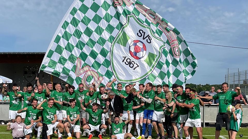 Kleines Dorf, große Fahne und noch größerer Jubel: Der SV Schleid freut sich auf die Bezirksliga