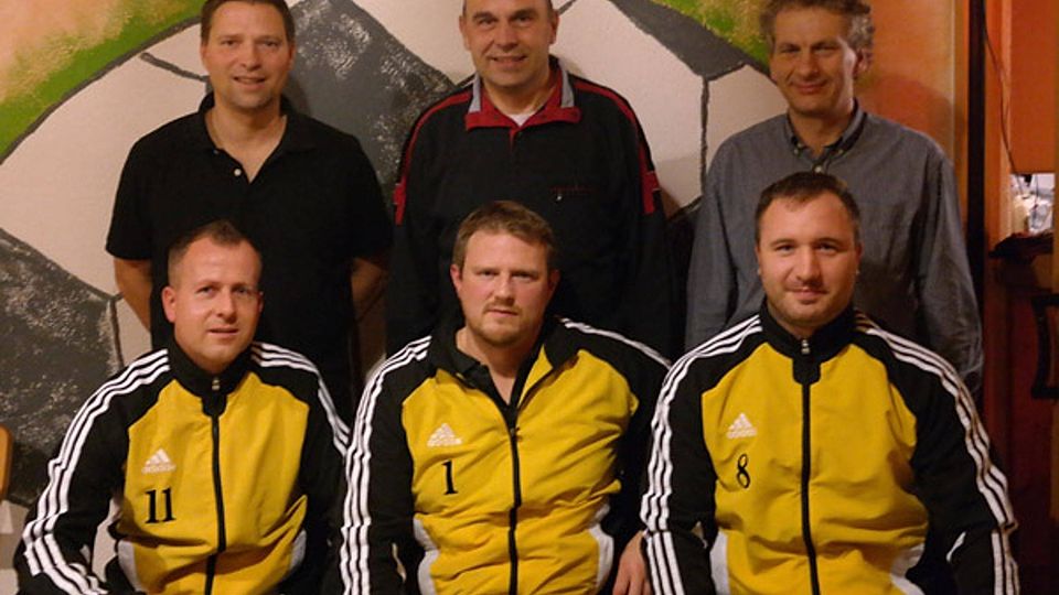 Das Trainergespann Jürgen Fuchs (vorne links) und Dominik Beutel (rechts) wird von Abteilungsleiter Markus Dallapiazza sowie Dietmar Teut, Henry Ebsen und Wolfgang Balze (stehend von links) tatkräftig unterstützt.  Foto: TSV Diedorf