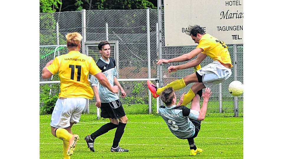 Im Abstiegskrimi investierten beide Mannschaften viel und schmissen sich in jeden Zweikampf. Hier Inden/Altdorfs Frederik Bröcker (Nr. 3) gegen Mariaweilers Amir Nadeem Durrani (in der Luft). Foto: Sebastian Adriany