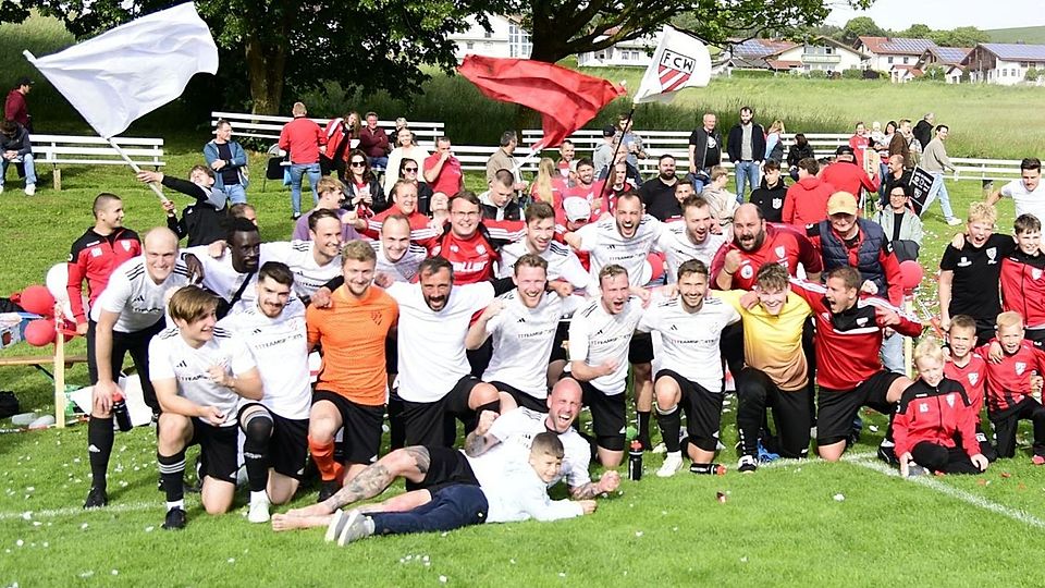 Sehr souverän: Der FC Wallersdorf bejubelt den zweiten Sieg im dritten Relegationsspiel!